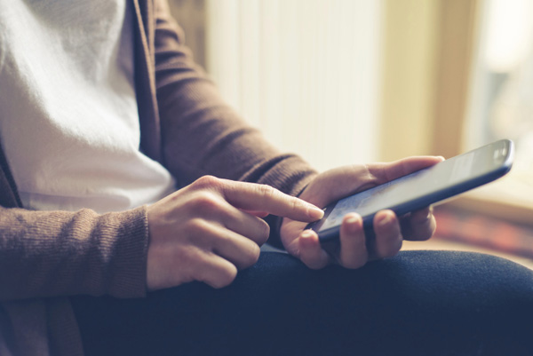 uomo con cellulare