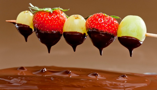 Ricette-economiche-spiedini-di-frutta-e-cioccolato