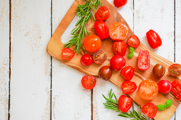pomodori sul tagliere 
